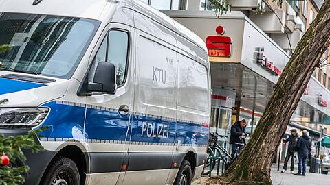 Ein Fahrzeug der Kriminaltechnischen Untersuchung (KTU) der Polizei steht vor der Sparkassenfiliale. Unbekannte T&auml;ter sind durch ein Loch in den Tresorraum des Bankgeb&auml;udes eingebrochen und haben dabei mehrere Wertschlie&szlig;f&auml;cher durchsucht.