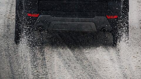 Schneegl&auml;tte brachte Autofahrer ins Schleudern.