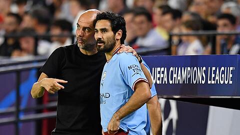 G&uuml;ndoğan (r) spricht &uuml;ber Klopp - und Guardiola (l). (Archivbild)