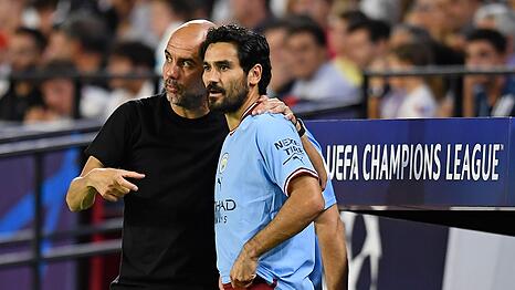 G&uuml;ndoğan (r) spricht &uuml;ber Klopp - und Guardiola (l). (Archivbild)
