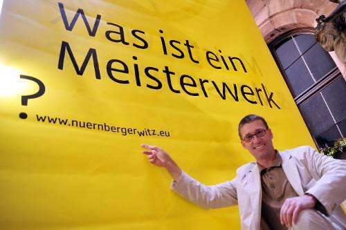 Nicht um fränkische Fröhlichkeit geht es beim Nürnberger Witz, sondern um Erfindergeist und Geschäftssinn: Museen-Chef Matthias Henkel im Fembohaus.
