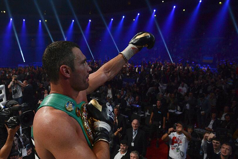 Genug Blut-Boxen: Der Ringrichter reißt Klitschkos Arm in die Höhe - der Meister siegt erneut.