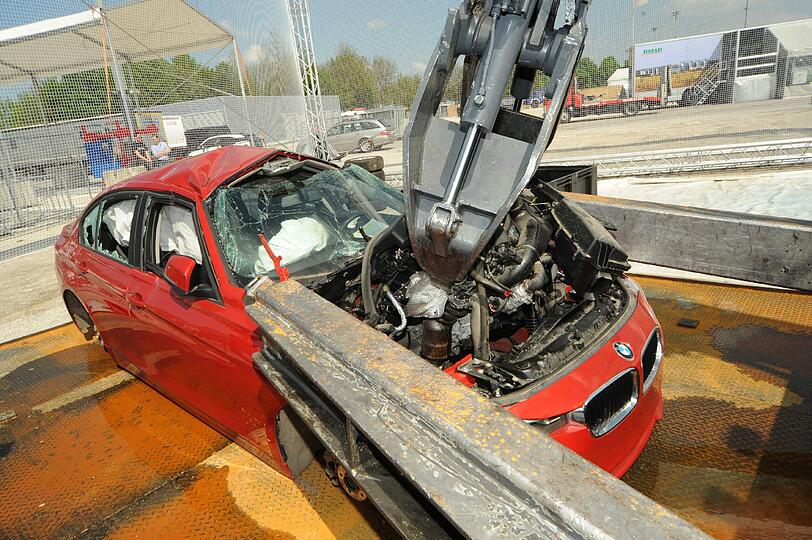Hier wird mit einem kräftigen Ruck der Motor herausgerissen.