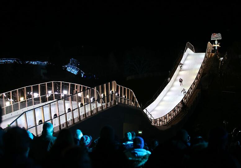 Fast and furious: So ging es am 8. Januar im Olympiapark zu. Sehen Sie hier die Bilder vom Crashed Ice Contest.