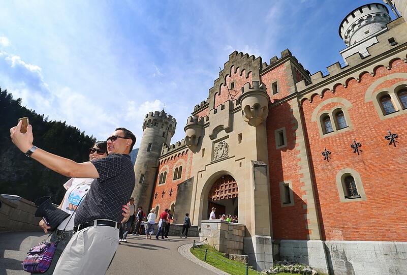 Selfie mit Schloss: Zwei Asiaten knipsen ein Erinnerungsfoto.