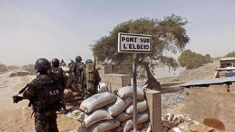 Ein Wachsoldat des nigerianischen Militärs, welches im Nordosten gegen die Terrorgruppe Boko Haram kämpft. Nun hat ein Luftangriff versehentlich ein dicht besiedeltes Flüchtlingslager getroffen. (Archivbild)