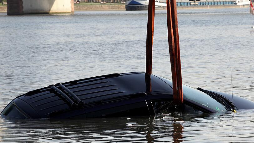 Ein Auto ist in die Donau gerollt.