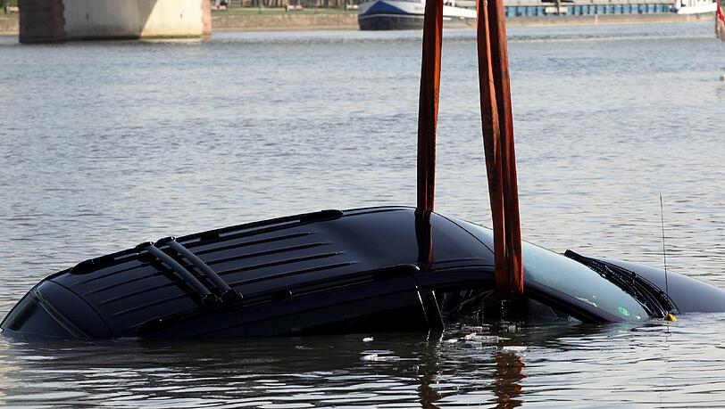 Ein Auto ist in die Donau gerollt. Ein Auto ist in die Donau gerollt.