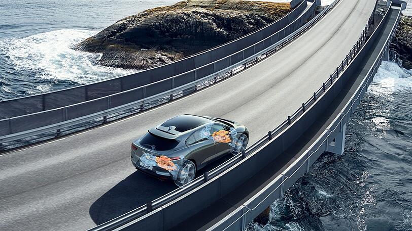 Das Antriebskonzept des i-Pace: zwei Motoren an den Achsen, die Akkus dazwischen.