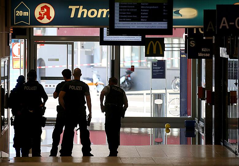 In einer Apotheke im Kölner Hauptbahnhof hat es eine Geiselnahme gegeben. Einsatzkräfte sind mit starken Kräften am Tatort.