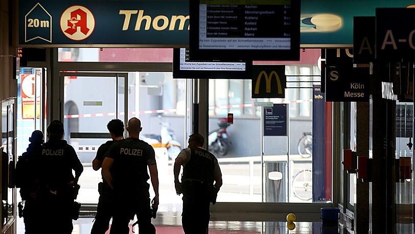 In einer Apotheke im Kölner Hauptbahnhof hat es eine Geiselnahme gegeben. Einsatzkräfte sind mit starken Kräften am Tatort.