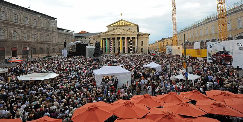 So voll wie bei "Oper für alle" wird es auf dem Plazt vor dem Theater bei der Kunstaktion wohl nicht werden, oder doch?