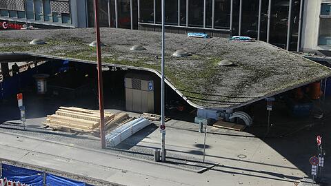 Erste Baugruben sind am Vorplatz des Münchner Hauptbahnhofs zu sehen