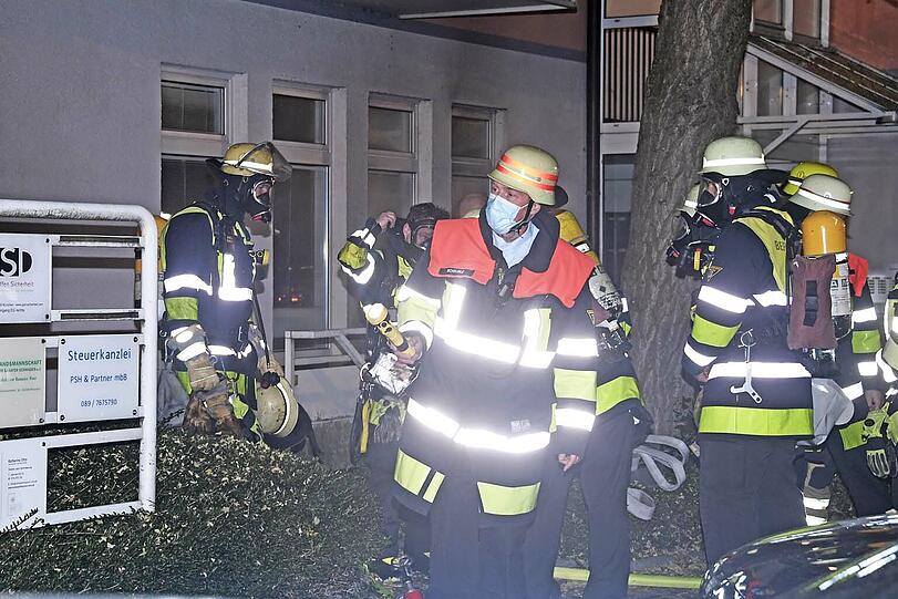 Der Kellerbrand in der Karwendelstraße hielt die Feuerwehr stundenlang in Atem. Bilder vom Einsatz am Samstagabend.