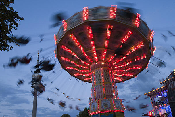 Allerlei Schausteller sind beim Sommerfestival im Olympiapark dabei. Drumherum gibt es viel Programm. Allerlei Schausteller sind beim Sommerfestival im Olympiapark dabei. Drumherum gibt es viel Programm.