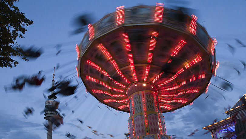 Allerlei Schausteller sind beim Sommerfestival im Olympiapark dabei. Drumherum gibt es viel Programm. Allerlei Schausteller sind beim Sommerfestival im Olympiapark dabei. Drumherum gibt es viel Programm.