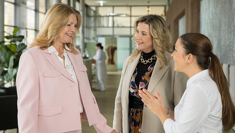 "In aller Freundschaft": Maren Gilzer (l.) trifft als Yvonne Habermann ihre fr&uuml;heren Kolleginnen wieder.