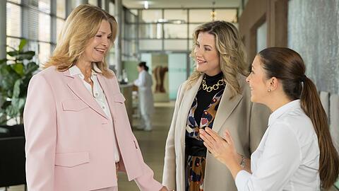 "In aller Freundschaft": Maren Gilzer (l.) trifft als Yvonne Habermann ihre fr&uuml;heren Kolleginnen wieder.