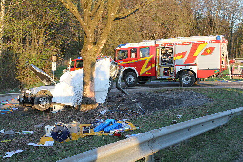 Plötzlich scherte ein 45-jähriger Autofahrer ebenfalls aus, um den Lastwagen zu überholen.