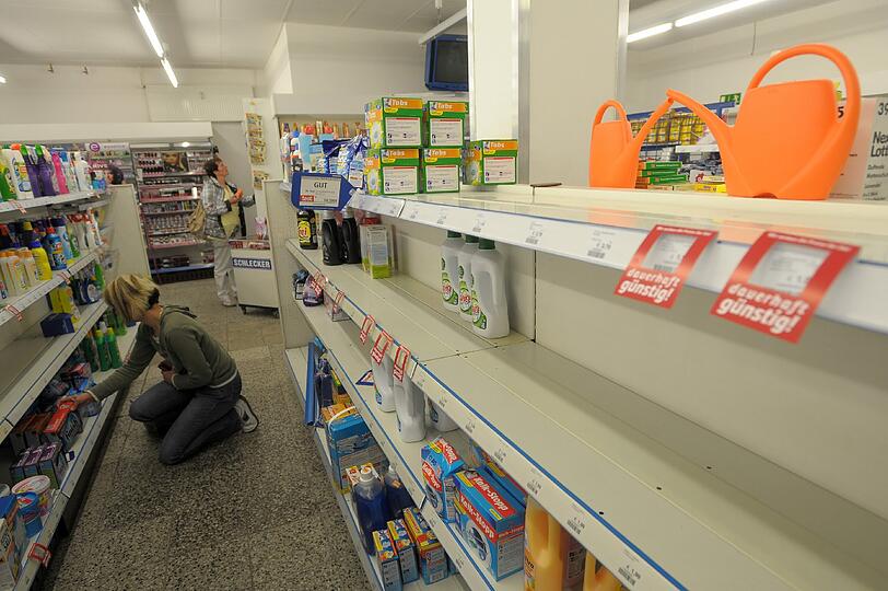 Der große Ausverkauf bei Schlecker: 30 Prozent auf Shampoo, Seife und Duschgel. Schnäppchenjäger bei der Pleite-Kette