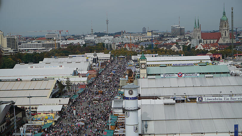 Den perfekten Überblick über die Theresienwiese und München: Mit dem Riesenrad auf der Wiesn geht's bis zu 50 Meter in die Höhe. Luftige Impressionen gibt's hier zum Durchklicken.