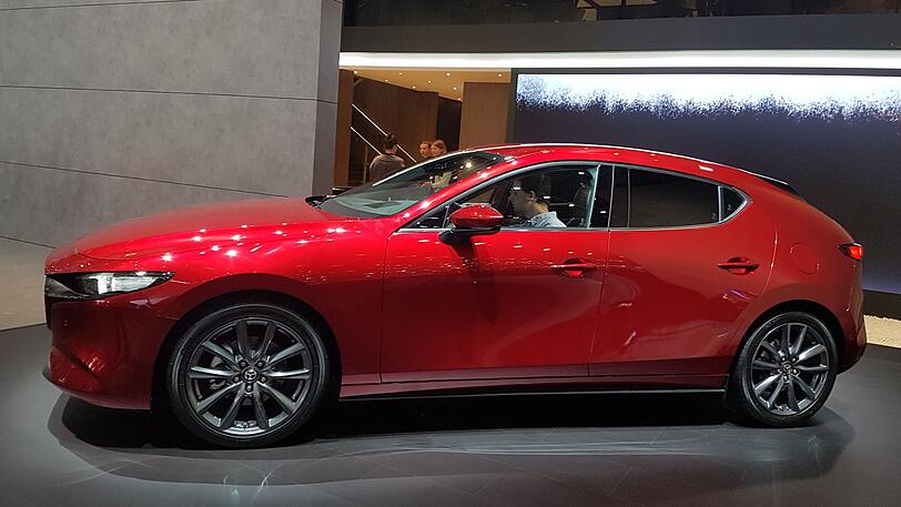 Der Mazda3 kommt mit neuem Outfit, aber auch in der unverwechselbaren Farbe Rubinrot-Metallic.