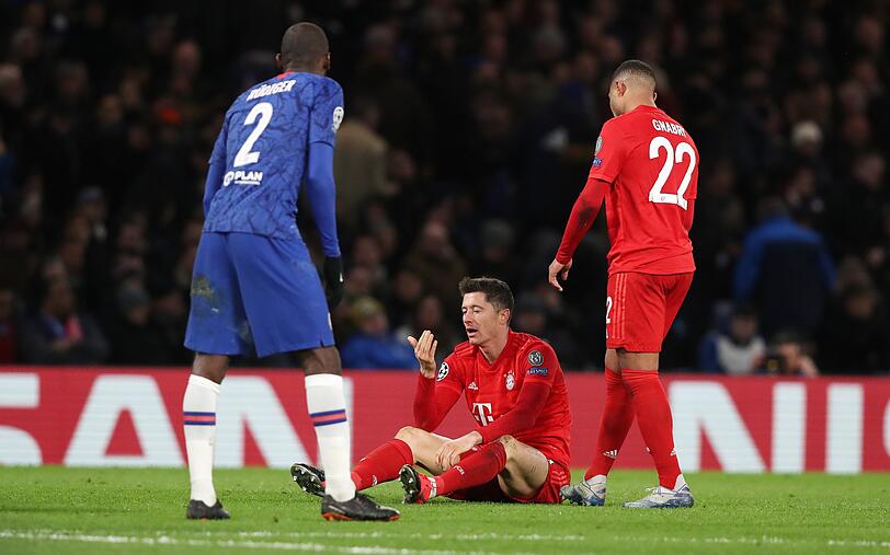 Robert Lewandowski zog sich gegen Chelsea einen Anbruch der Schienbeinkante am linken Kniegelenk zu.