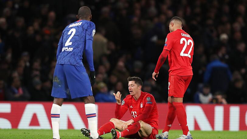 Robert Lewandowski zog sich gegen Chelsea einen Anbruch der Schienbeinkante am linken Kniegelenk zu. Robert Lewandowski zog sich gegen Chelsea einen Anbruch der Schienbeinkante am linken Kniegelenk zu.