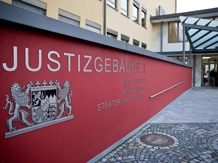 "Justizgebäude I" und "Amtsgericht, Landgericht, Staatsanwaltschaft" sind am Eingangsbereich der Justizbehörden zu lesen. Foto: Daniel Karmann/dpa/Archivbild