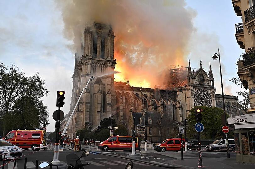 Die weltberühmte Kathedrale Notre-Dame de Paris steht in Flammen.