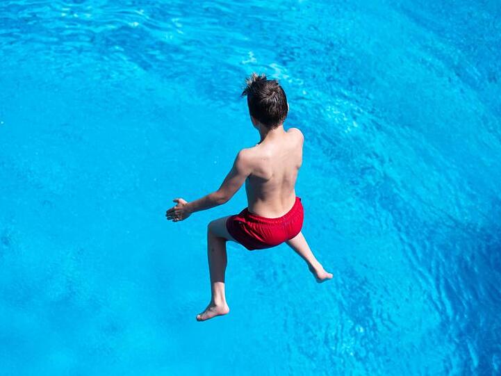 Der Sommer ist da: Ein Junge in Hamburg beim Sprung ins Freibad.