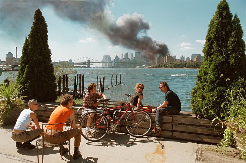 Thomas Hoepkers Foto "Blick von Williamsburg, Brooklyn, auf Manhattan, 11. September 2001.