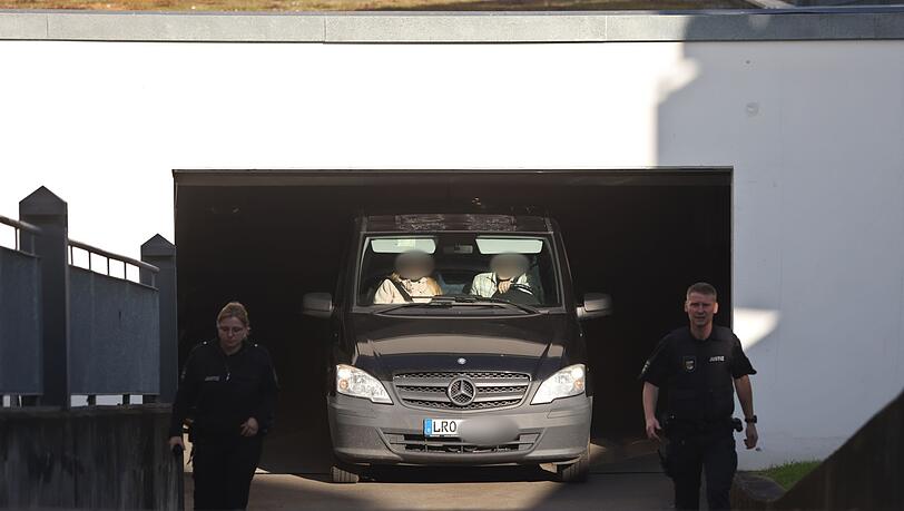 Im Amtsgericht Rostock wurde der Verd&auml;chtigen der Haftbefehl verlesen. Danach verlie&szlig; ein Fahrzeug die Tiefgarage.