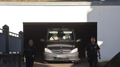 Im Amtsgericht Rostock wurde der Verdächtigen der Haftbefehl verlesen. Danach verließ ein Fahrzeug die Tiefgarage.