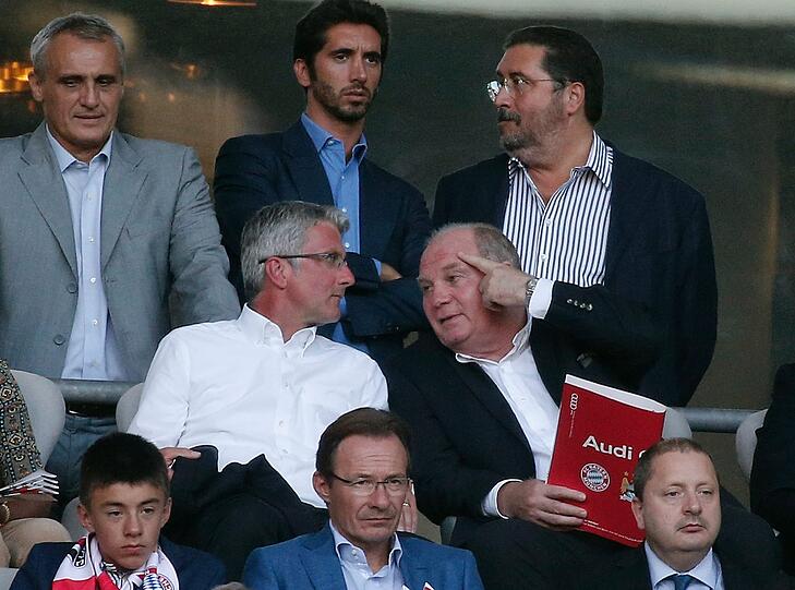 Uli Hoeneß unter den Zuschauern in der Allianz Arena.