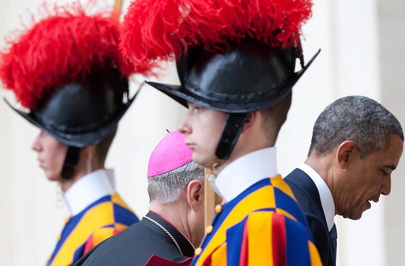 Vorbei an der Schweizer Garde: US-Präsident Barack Obama auf dem Weg zum Staatsbesuch bei Papst Franziskus im Vatikan.