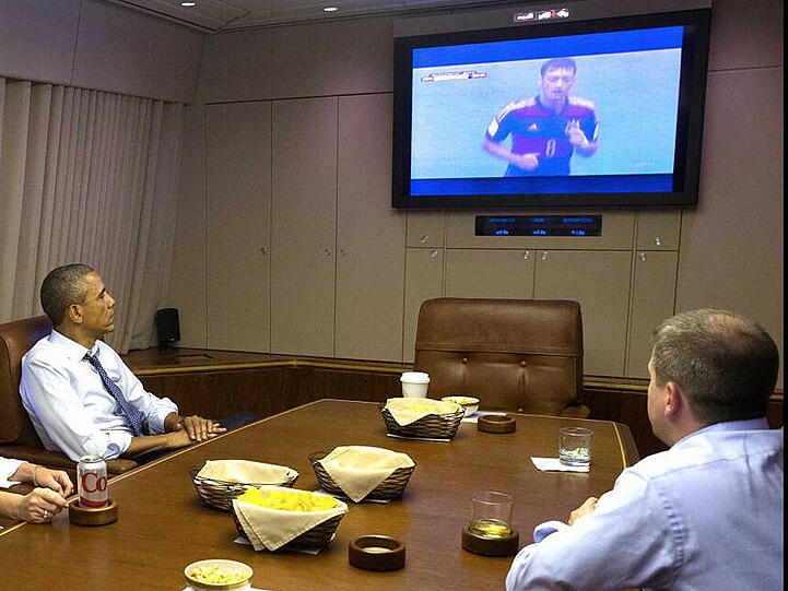 Barack Obama beim Fußball-Schauen in der Air-Force-One