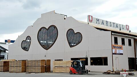 Ein Blick auf das neue, noch nicht ganz fertiggestellte, Festzelt: Mit dem Marstall gibt es erstmals seit 30 Jahren ein neues Zelt auf der Wiesn.