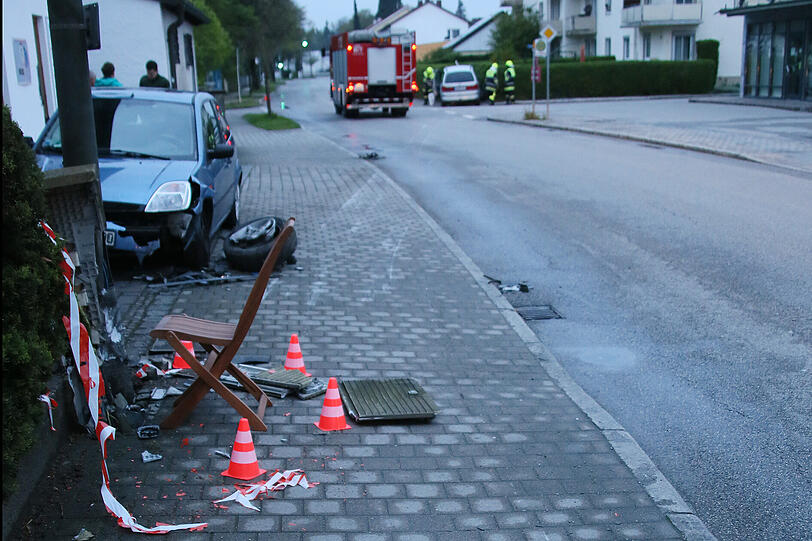 Durch die Wucht des Aufpralls schleuderte der Ford unkontrolliert durch die Straße.