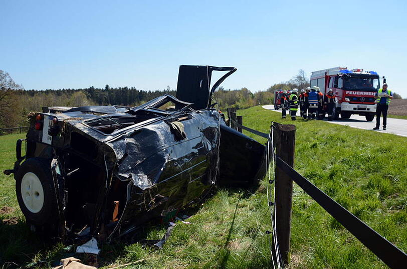 Der Land Rover einer vierköpfigen Familie hat sich am "Geltinger Berg" überschlagen. Die Bilder von der Unfallstelle.