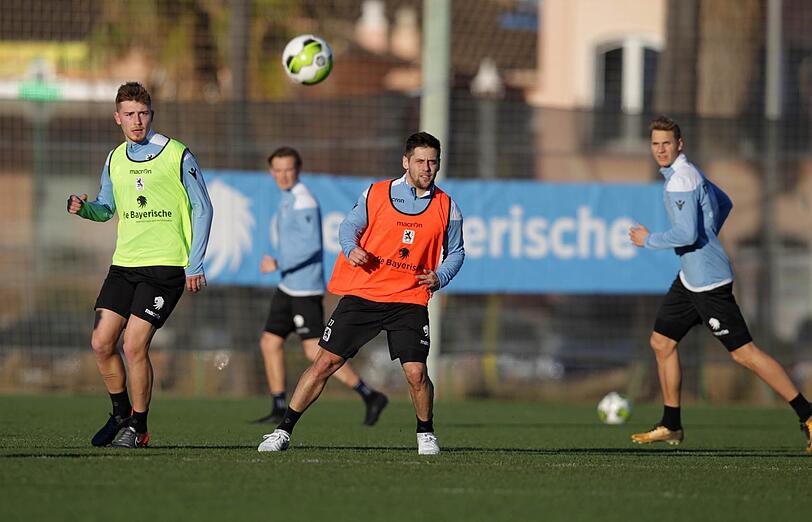 Gleich am ersten Tag des Trainingslagers bat Trainer Daniel Bierofka seine Spieler zum Training.