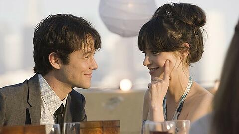 Eines Tages tritt die aufgeweckte Sekretärin Summer Finn (Zooey Deschanel) in Toms (Joseph Gordon-Levitt) Leben