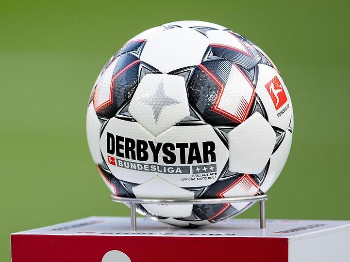 Der offizielle Spielball, der Bundesliga Brilliant APS des Herstellers Derbystar, liegt vor der Partie bereit. Foto: Marius Becker/Archiv
