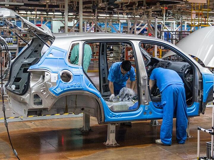 Mitarbeiter montieren im Werk der Volkswagen AG in Anting bei Shanghai einen VW Tiguan.