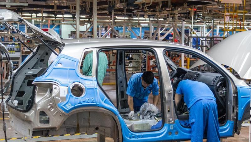 Mitarbeiter montieren im Werk der Volkswagen AG in Anting bei Shanghai einen VW Tiguan. Mitarbeiter montieren im Werk der Volkswagen AG in Anting bei Shanghai einen VW Tiguan.