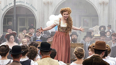 "Oktoberfest 1900: Aufbruch in ein neues Jahrhundert": Colina Kandl (Brigitte Hobmeier) hält eine Rede beim Biermadl-Streik gegen die Bierpreiserhöhung auf dem Oktoberfest.