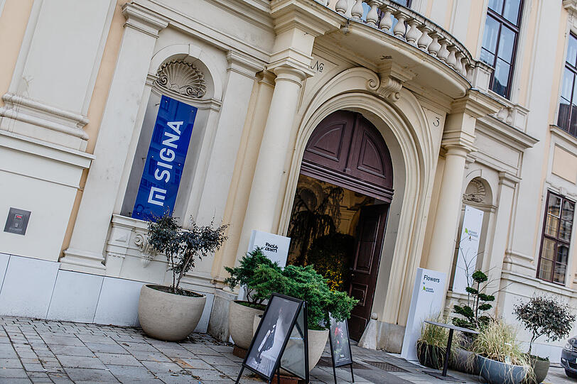 Aus der exklusiven Ausstattung des Signa-Firmensitzes im Wiener Palais Harrach kommen in den ersten drei Auktionen ab sofort über 460 Positionen unter den Hammer.