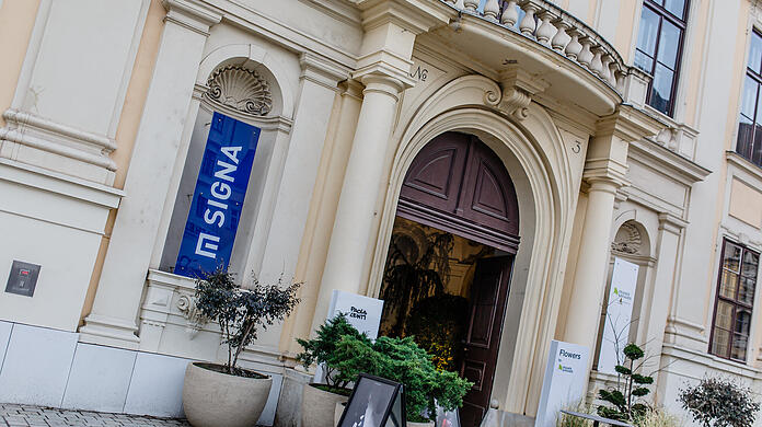 Aus der exklusiven Ausstattung des Signa-Firmensitzes im Wiener Palais Harrach kommen in den ersten drei Auktionen ab sofort über 460 Positionen unter den Hammer.
