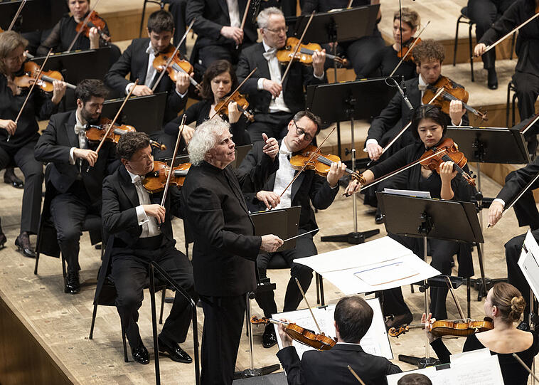 Simon Rattle und das BR-Symphonieorchester in der Isarphilharmonie.