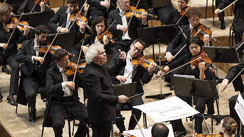 Simon Rattle und das BR-Symphonieorchester in der Isarphilharmonie.